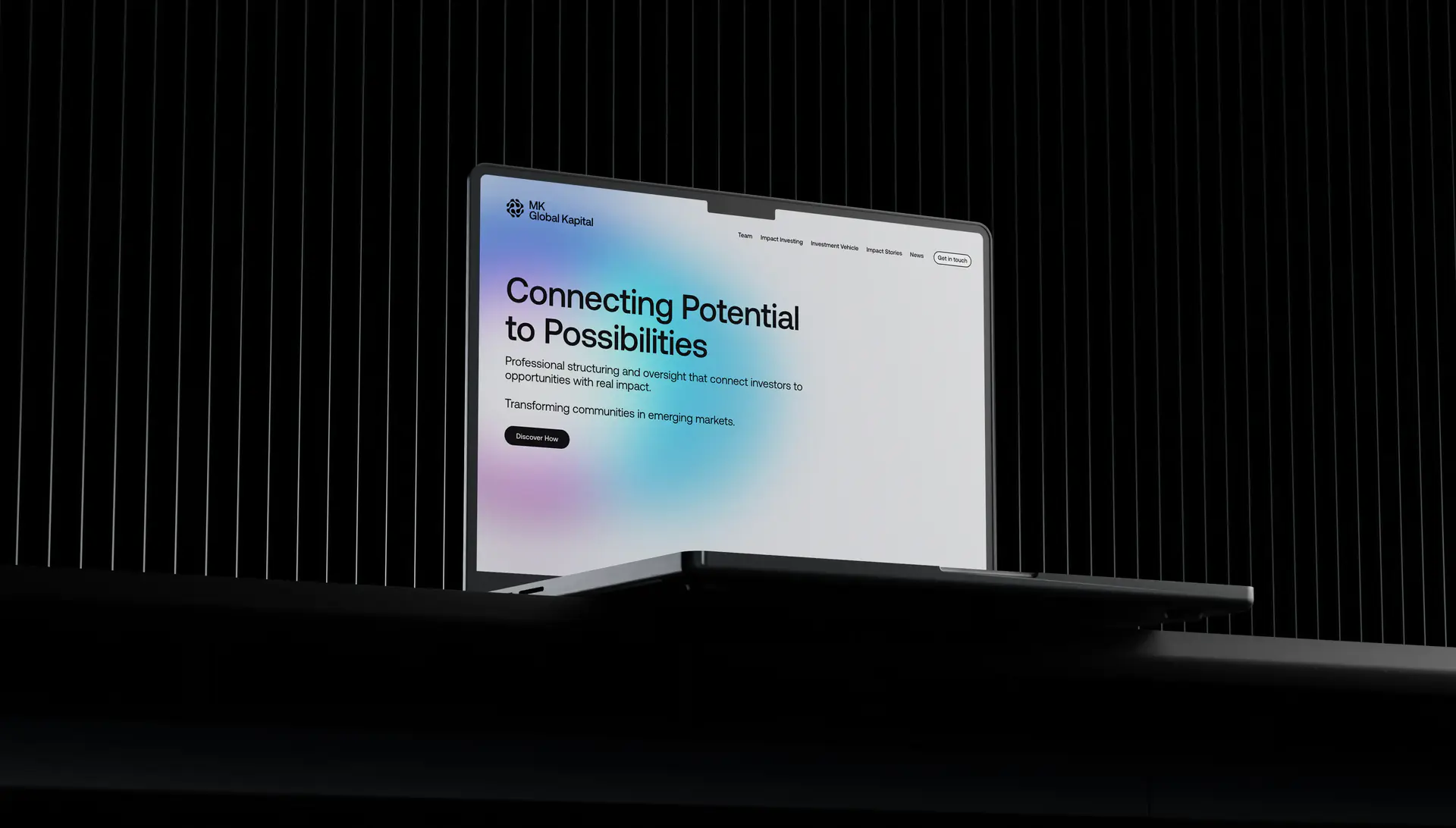 Un monitor su fondo nero mostra il sito di MK Global Kapital, “Connecting Potential to Possibilities”