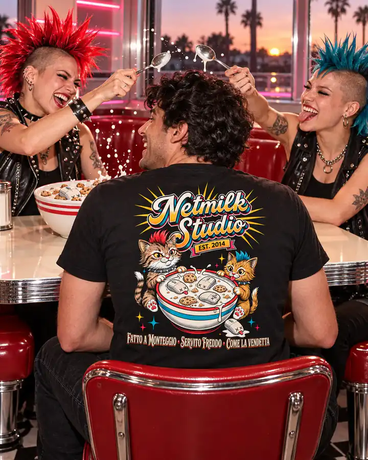 Il retro della t-shirt Psycho Kittens con i gattini che bevono il latte, indossata in una tavola calda mentre due amici con la cresta si lanciano il latte con i cucchiai