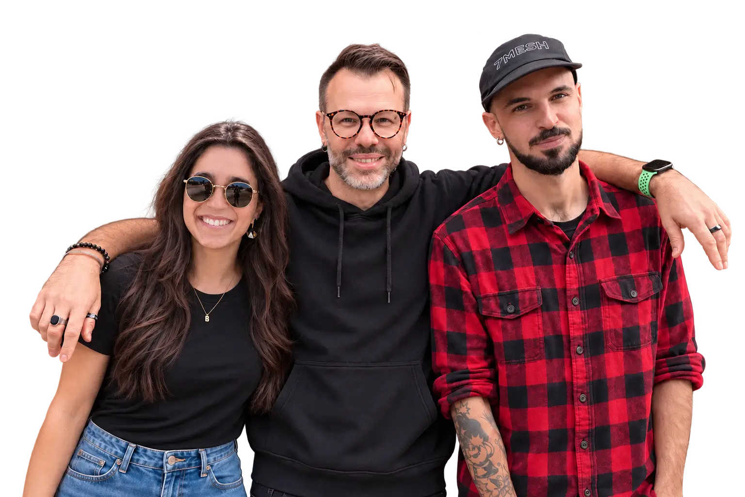 Catalina, Luca e Nicolò di Netmilk Studio, abbracciati e sorridenti